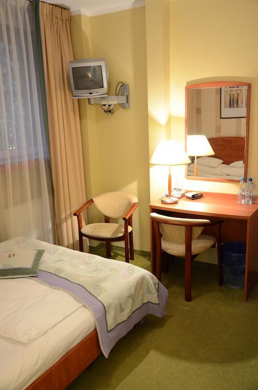 Agat Hotel Лодз Екстериор снимка